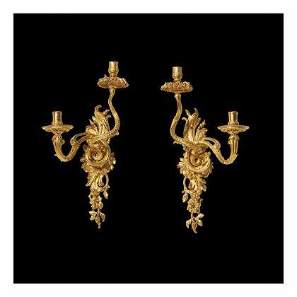大约1715年，安德烈·查尔斯·布勒（ANDRE-CHARLES BOULLE）及其工作室风格的一双金青铜双光胸罩 – A-PAIR-OF-RÉGENCE-GILT-Brown-TWO-LIGHT-BRAS-DE-LUMIÈRE-IN-THE-way-OF-ANDRE-CHARLES-BOULLE-AND-HIS-WORKSHOP-CIRCA-1715