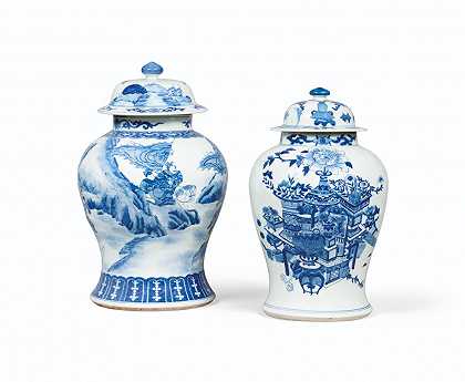 两个带盖的蓝白花瓶，中国，20世纪 – 两个蓝白相间的花瓶，带盖子，中国，20世纪
