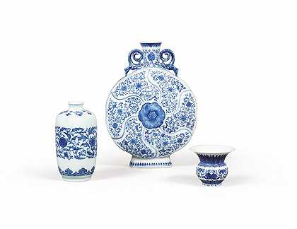 三件蓝白相间的瓷器，中国 – 一组三件蓝白瓷器——瓷器