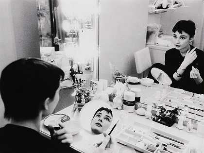 奥黛丽·赫本在两面镜子里的化妆台上（为小姐），1954年 – 马克·肖