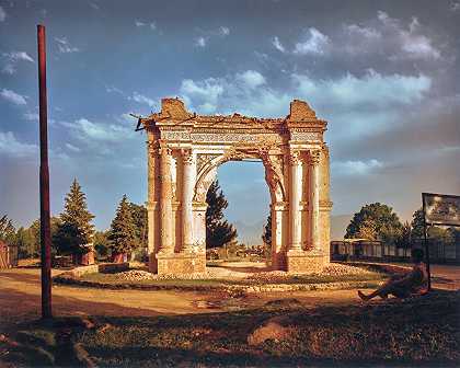 帕格姆国王阿曼努拉斯胜利拱门，2003年 – 西蒙·诺福克-