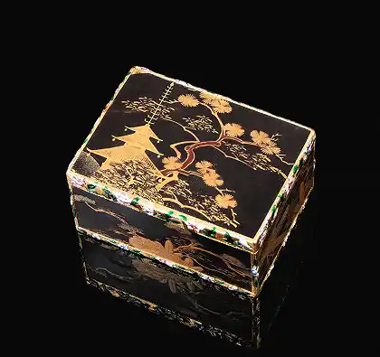 日本鏤空黃金配琺瑯彩漆面鼻煙盒，Jean Ducrollay，巴黎，1749/1750年製 – 日本鏤空黃金配琺瑯彩漆面鼻煙盒，Jean-Ducrollay，巴黎，1749/1750年製