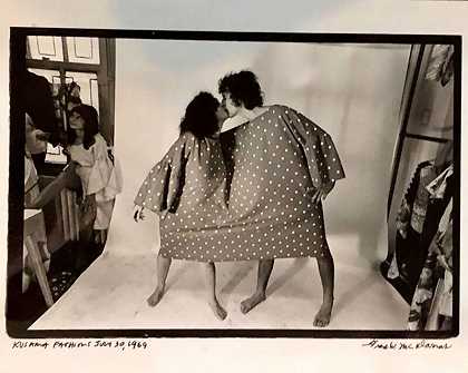 稀有复古银明胶照片弥生连衣裙约翰·列侬·大野洋子（1960-1969） by Fred W. McDarrah