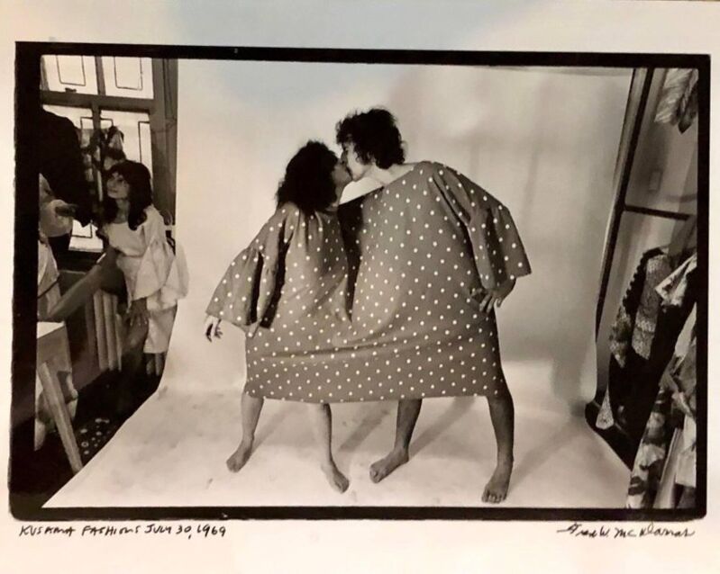 稀有复古银明胶照片弥生连衣裙约翰·列侬·大野洋子（1960-1969） by Fred W. McDarrah
