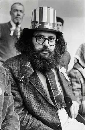 艾伦·金斯伯格（Allen Ginsberg）在中央公园音乐台上，第五大道和平示威，以停止越南战争（1966年3月26日） by Fred W. McDarrah