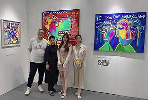 艺术作品前的索美画廊团队（2021年） by YANG XI SHENGER 杨悉圣儿