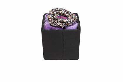 紫色珠宝塔网项链和盒子（2013年） by Steven and William Ladd