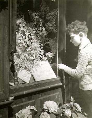 在殡仪馆橱窗里看的小男孩（巴黎）（1930c/1930c） by Dora Maar
