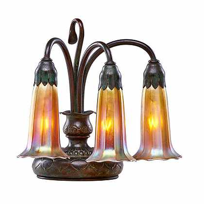 纽约（20世纪初）三盏灯加奎扎尔灯罩的百合台灯 by Tiffany Studios, Quezal
