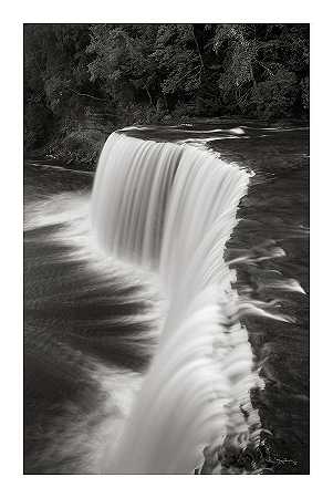 密歇根州塔夸梅农瀑布II – 4350×6493px