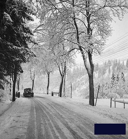 冬季道路上的老式汽车 -德国学校- 4512×4864px ✺