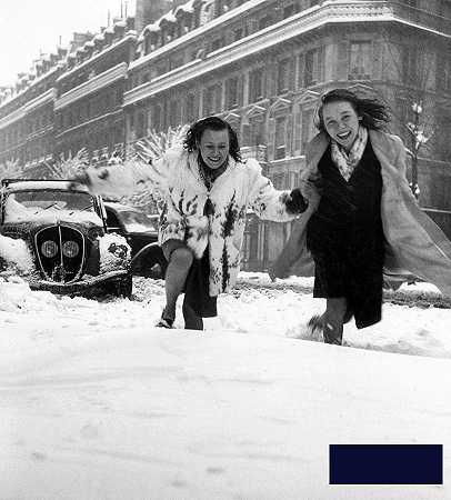 1946年，在巴黎的雪地里奔跑的年轻女子 -法国学校- 2352×2604px ✺