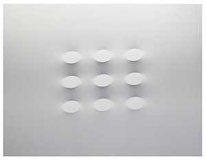 9个白色椭圆形，2015年 by Turi Simeti
