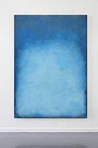 向罗斯科致敬。蓝色大气。冥想蓝色、灰色、白色、纹理、超大抽象画，2022年 by Leon Grossmann